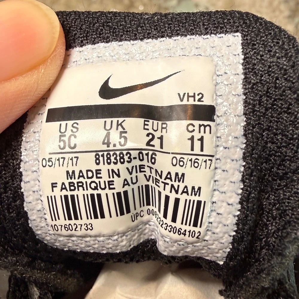 Nike Toddler Run Black Gold Velcro Athletic Shoes Size 5C Sneakers Kicks
